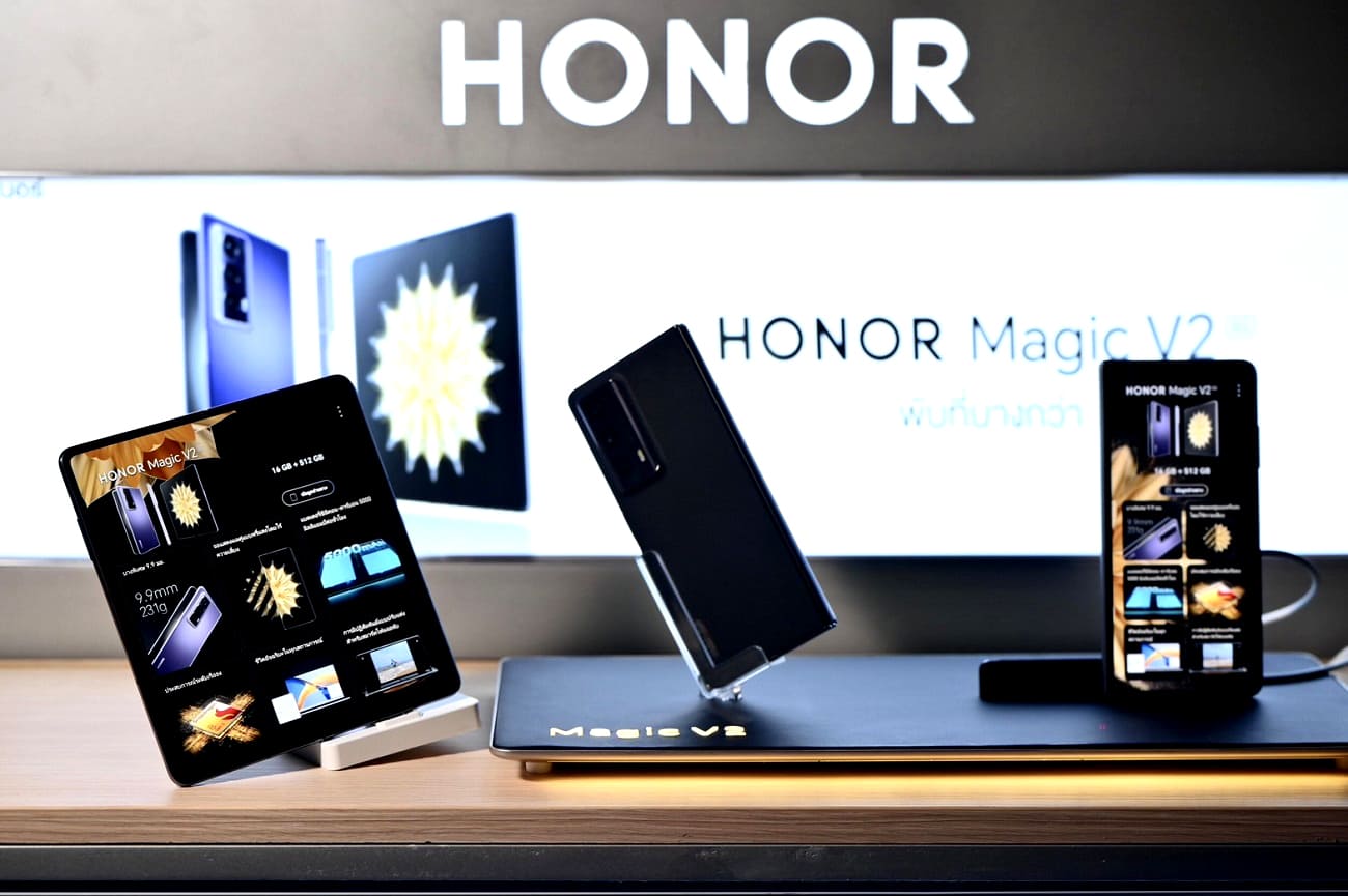 HONOR Magic V2