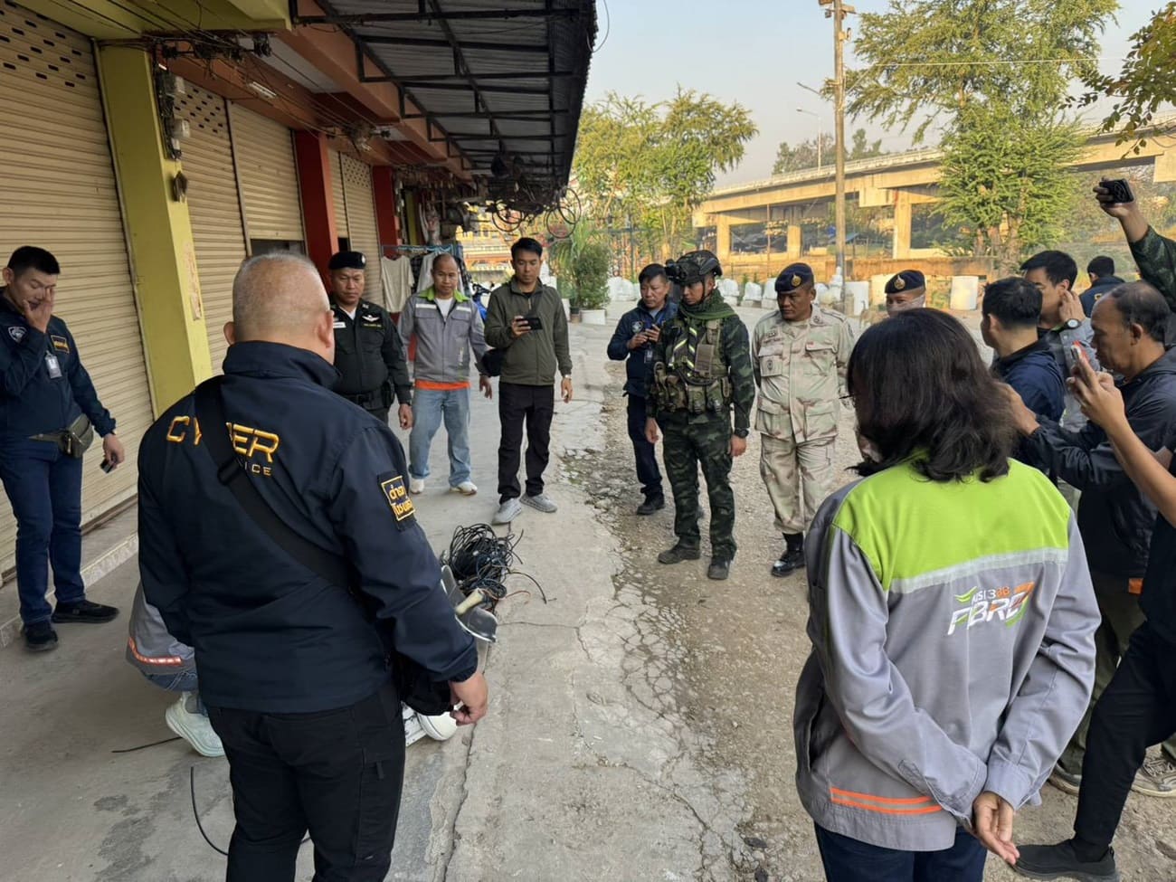 ลักลอบใช้เน็ต