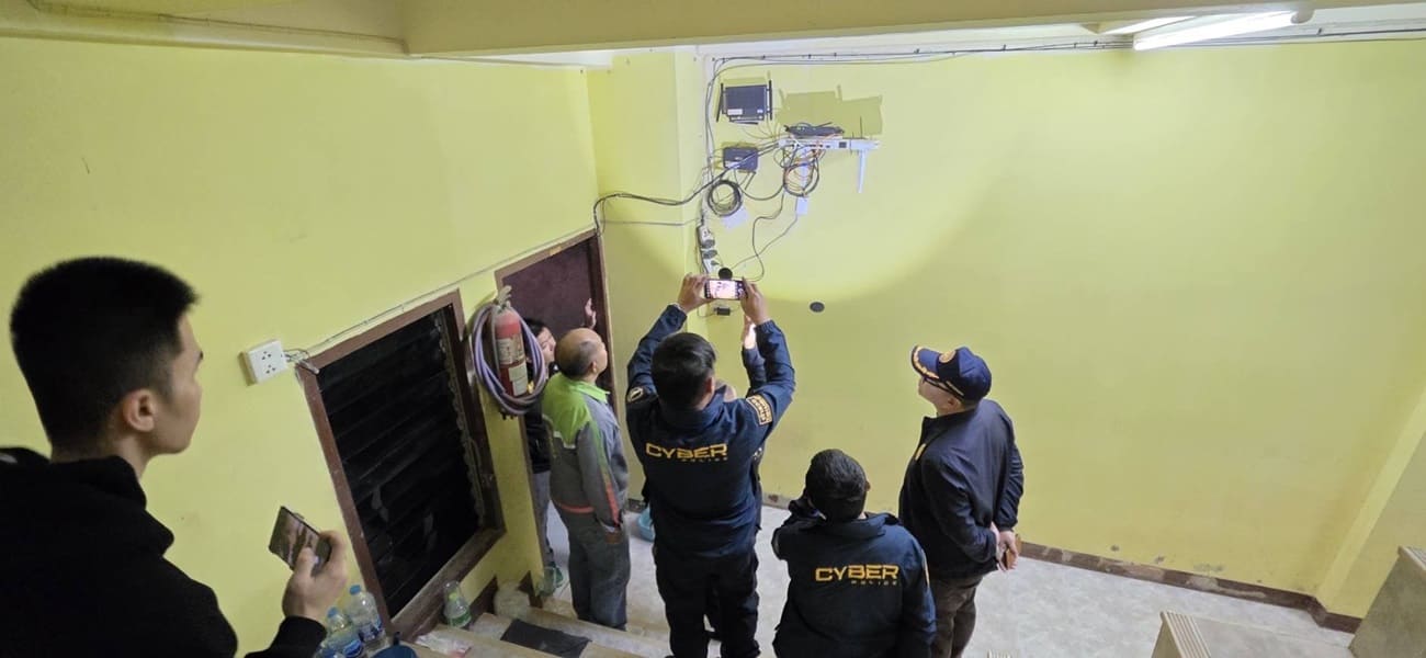 ลักลอบใช้เน็ต